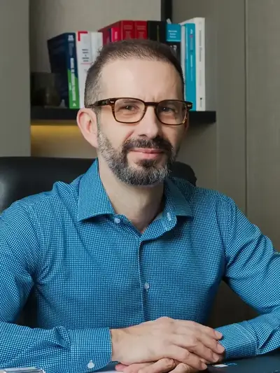 Dr. Marcos Sardinha, cardiologista, em seu consultório em Maringá-PR
