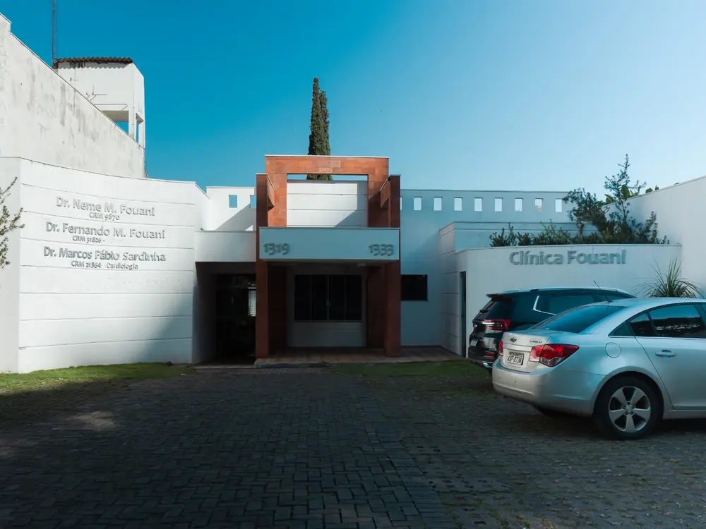 Entrada da Clínica Fouani na Av. Tiradentes, 1319, em Maringá-PR, com acesso em nível e vagas de estacionamento em frente