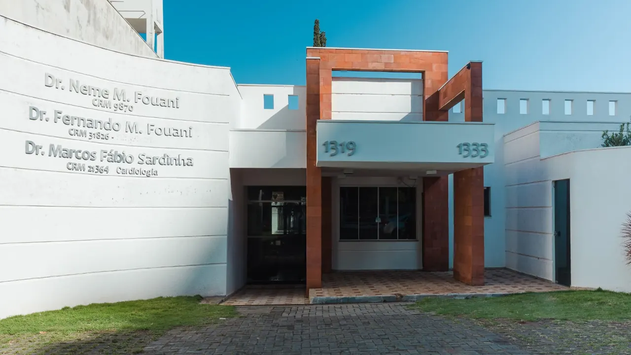 Fachada da clínica na Av. Tiradentes, 1319, Maringá-PR, com o nome Dr. Marcos Fábio Sardinha na parede